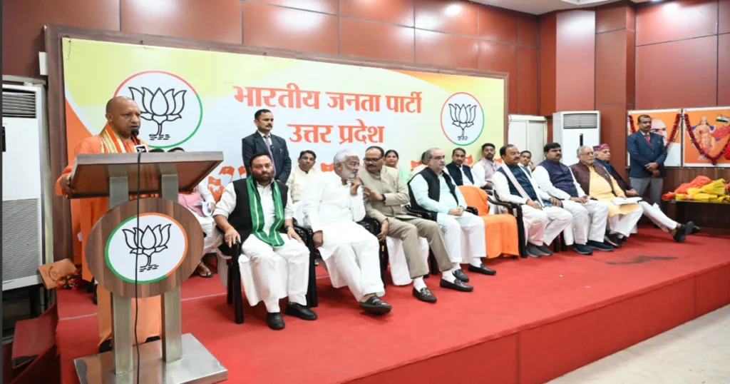 CM YOGI ,YOGI ADITYANATH,CM YOGI ADITYANATH,CM YOGI ADITYANATH IN BJP HEADQUARTER LUCKNOW ,LUCKNOW